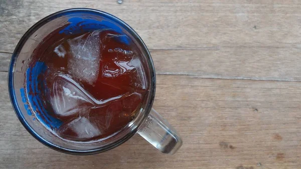 Bir bardak limon çayı.