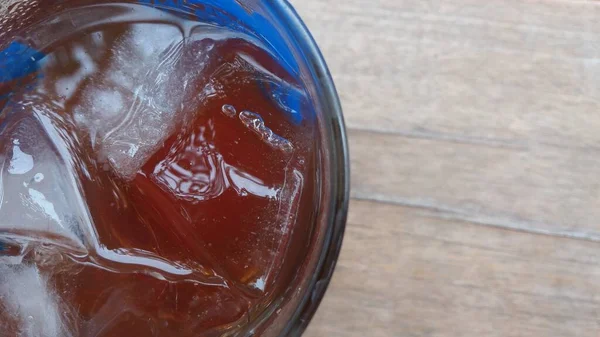 Bardakta soğuk limon çayı