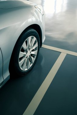 Otoparktaki modern arabanın kaplaması, emniyet için sürgülü kaplama zemini modern otoparkın doğru yerine park edilmiş araba.