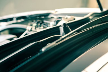 Araba motorunun detayları, ön cam yıkama başlığı, sığ alan derinliği