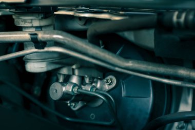 Araba motorunun detayları, fren güçlendirici ve ana silindir, modern arabadaki fren sistemi bileşenleri, sığ alan derinliği