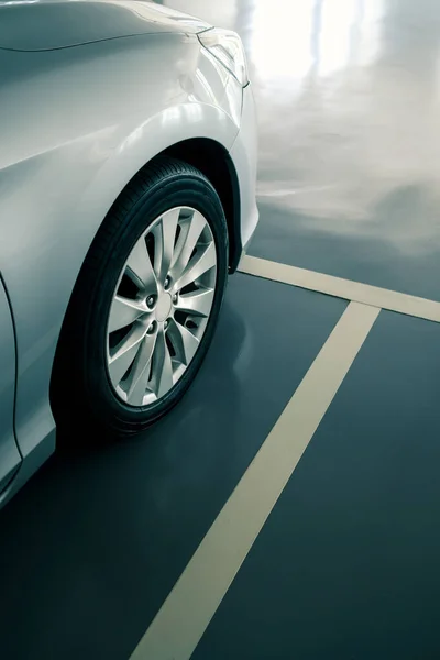 Otoparktaki modern arabanın kaplaması, emniyet için sürgülü kaplama zemini modern otoparkın doğru yerine park edilmiş araba.