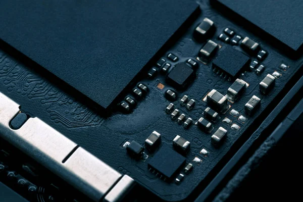黑色Pcb或印刷电路板上的电子芯片元件 — 图库照片