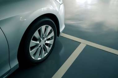 Otoparktaki modern arabanın kaplaması, emniyet için sürgülü kaplama zemini modern otoparkın doğru yerine park edilmiş araba.