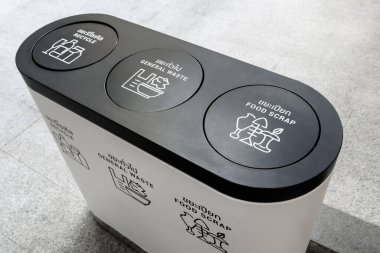 Alışveriş merkezindeki modern ayrı geri dönüşüm kutusu, geri dönüşüm simgeleriyle dolu çöp kutusu, genel atık ve yiyecek artıkları