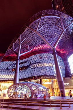 Gece vakti ION Orchard alışveriş merkezinin önündeki ışıklandırma süslemesi. ION Orchard dünyanın en sevilen markalarını amiral gemisi, konsept ve yaşam tarzı mağazalarında bir araya getiriyor..