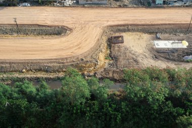 İnşaat halindeki yolun havadan görüntüsü, kırsal alanda asfalt olmayan yol veya yan yol