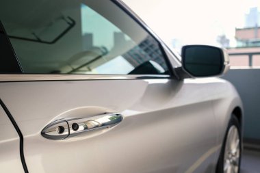 Modern arabanın park yerindeki kapı kolu, aracı kilitlemek için düğmeye bas, anahtarsız giriş kapısı kolu, seçici odaklı