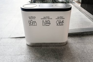 Alışveriş merkezindeki modern ayrı geri dönüşüm kutusu, geri dönüşüm simgeleriyle dolu çöp kutusu, genel atık ve yiyecek artıkları