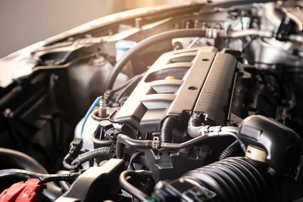 Günes isigi efektli modern otomobil motorunun detaylari, sig alan derinligi
