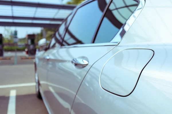 Rincian Mobil Modern Pintu Kecil Untuk Dimasukkan Dalam Bensin Pintu — Stok Foto