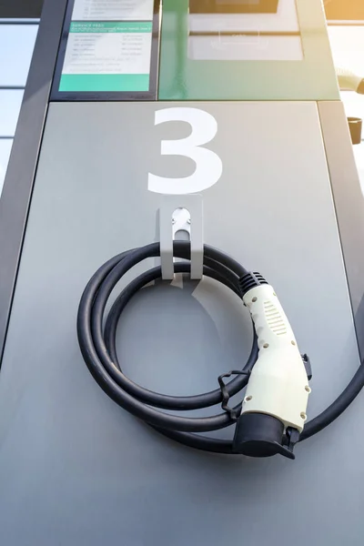 Voedingsconnector Elektrische Auto Elektrische Auto Aan Sluiten Het Laadstation Parkeergarage — Stockfoto