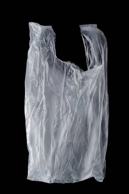 Siyah zemin üzerinde tek kullanımlık plastik torba, polietilen plastik, yeşil çevre konsepti