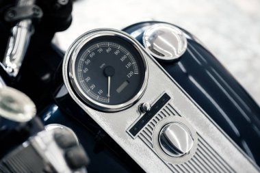 Klasik motosiklet üzerindeki analog hız göstergesi detayları, alan derinliği