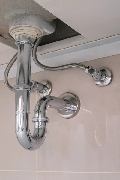 lavabo tesisat ve drenaj altında modern banyoda sifon sistemi, sığ alan derinliği