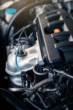 Günes isigi efektli modern otomobil motorunun detaylari, sig alan derinligi