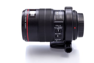 CANON LENS EF 100 mm f2.8L Macro is USM, gerçek bir makro 1-1 gerçek hayatta kamera sensöründeki nesne büyüklüğündedir. Canon kullanıcıları için popüler bir lenstir.