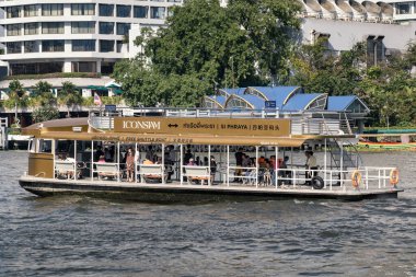 Turistler, Bangkok 'un yeni bir turizm merkezi olan ICONSIAM' a mekik ile gidiyorlar. Chao Phraya Nehri 'nin kıyısında büyük bir alışveriş merkezi var..