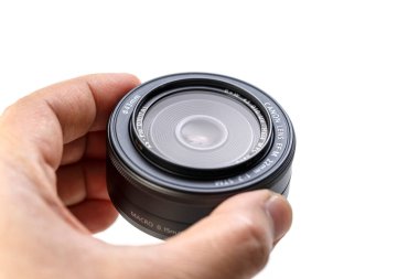 CANON LENS EF-M 22mm F / 2 STM, Canon tarafından 2012 yılında duyuruldu. Bu EOS M için kompaktifliği olan hafif bir gözleme lensidir. Çoğu cebe zahmetsizce kayar..