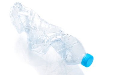 Beyaz arka planda buruşmuş PET plastik içme suyu şişesi, geri dönüştürülmesi gereken atık plastik şişe, geri dönüşümlü atık konsepti, kopyalama alanı olan görüntü