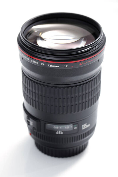 Canon EF 135 мм f2L USM, средняя телеобъектив, в основном используется для портретной фотографии и спорта в помещении с низким освещением. Это один из популярных объективов для пользователей Canon.