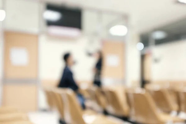 Hastanedeki ya da klinikteki geçmişi öğrenmek için bekleyen bulanık ve odaksız hastalar.