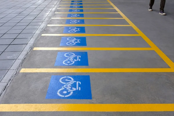 Bunt Bemaltes Schild Oder Symbol Für Fahrradabstellplatz — Stockfoto