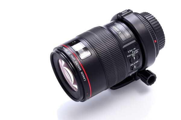 CANON LENS EF 100mm f2.8L Macro IS USM, истинный макро 1-1 означает, что объект в реальной жизни имеет тот же размер, что и на сенсоре камеры. Это один из популярных объективов для пользователей Canon
