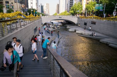 Turistler Güney Kore, Seul 'deki Cheonggyecheon Stream' i ziyaret ediyorlar. Turistlerin dere boyunca boş bir gezinti yaptıktan sonra büyük turistik yerleri kolayca ziyaret etmelerine olanak sağlayan yer.