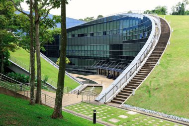 Singapur 'daki Nanyang Teknoloji Üniversitesi kampüsünde Sanat, Tasarım ve Medya Okulu. Burası, ormanlık bir vadide bulunan ödüllü mimarinin çarpıcı bir parçası..
