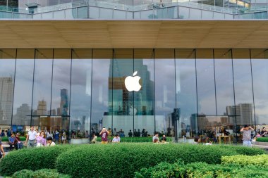 İnsanlar Iconsiam 'daki Apple Store' u ziyaret ediyor. Tayland 'daki ilk Apple mağazası. Bina, Bangkok 'taki Chao Phraya nehrinin yanında büyük bir alışveriş merkezidir.
