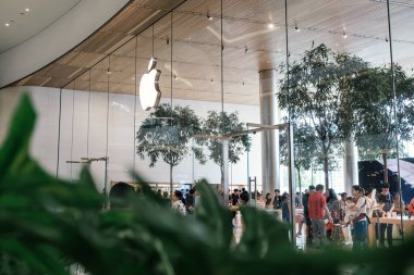 Müşteriler The Iconsiam 'daki Apple Store' u ziyaret ediyor. Tayland 'daki ilk Apple mağazası. Bina, Bangkok 'taki Chao Phraya nehrinin yanında büyük bir alışveriş merkezidir.