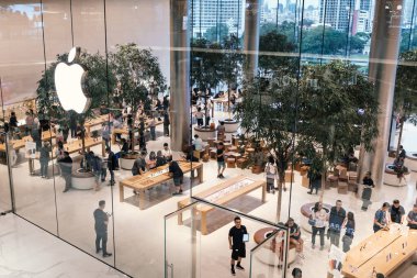 Müşteriler The Iconsiam 'daki Apple Store' u ziyaret ediyor. Tayland 'daki ilk Apple mağazası. Bina, Bangkok 'taki Chao Phraya nehrinin yanında büyük bir alışveriş merkezidir.
