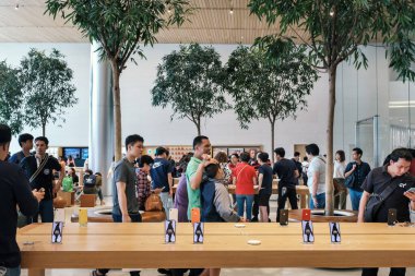 Iconsiam 'daki Apple Store' da yeni iPhoneX ekran, Tayland 'daki ilk Apple Mağazası. Bina, Bangkok 'taki Chao Phraya nehrinin yanında büyük bir alışveriş merkezidir.