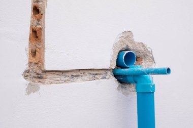 Beton duvardaki delik, su borusu kurulumuna hazırlık