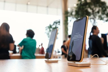 Iconsiam 'daki Apple Store' da yeni iPhoneXR görüntüsü, Tayland 'daki ilk Apple Mağazası. Bina, Bangkok 'taki Chao Phraya nehrinin yanında büyük bir alışveriş merkezidir.