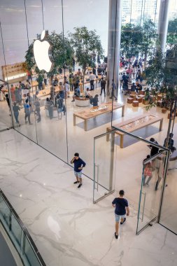 Müşteriler The Iconsiam 'daki Apple Store' u ziyaret ediyor. Tayland 'daki ilk Apple mağazası. Bina, Bangkok 'taki Chao Phraya nehrinin yanında büyük bir alışveriş merkezidir..