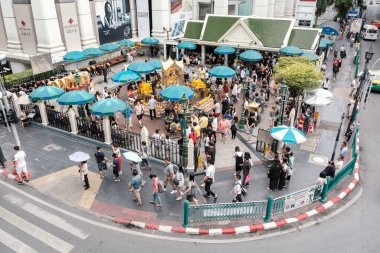 Turistler, Ratchaprasong Kavşağı, Ratchadamri Yolu, Bangkok, Tayland 'daki Erawan Tapınağı veya Thao Mahaprom Tapınağı' na saygılarını sunmak için ziyaret ediyorlar.