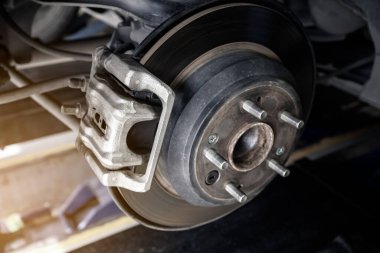 modern araba disk freni garajda ya da otomotiv servis istasyonunda tamir edilecek güneş ışığı efektli, sığ alan derinliği
