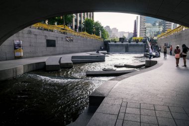 Turistler Güney Kore, Seul 'deki Cheonggyecheon Stream' i ziyaret ediyorlar. Turistlerin dere boyunca boş bir gezinti yaptıktan sonra büyük turistik yerleri kolayca ziyaret etmelerine olanak sağlayan yer.