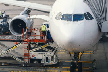 Singapur 'daki Changi havaalanında kargo yükleniyor. Changi havaalanı dünyanın en yoğun havaalanıdır ve Asya 'nın en iyi havaalanıdır..