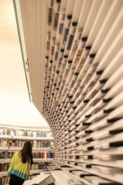 Σύγχρονη Διάταξη Αναζητούν Στη Βιβλιοθήκη Στο Orchard Μέρος Είναι Επόμενης — Φωτογραφία Αρχείου