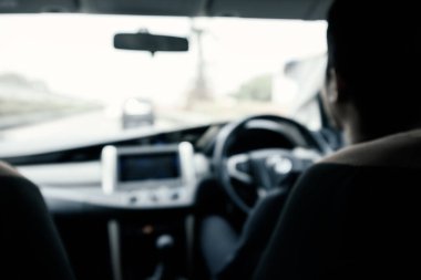 Soyut bulanık ve odaklı olmayan sürücü arka plan için otoyolda araba sürmeye devam ediyor