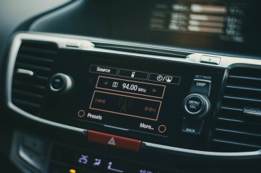 Bokeh arkaplanlı modern araç gösterge paneli, alan derinliği sığ, film görünüm filtre etkisi