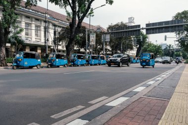 Bajaj, Jakarta Üç Wheeler, 40 yıldan uzun süredir Endonezya 'nın başkentinde toplu taşıma. Bajaj, sık sık otomatik çekçek olarak İngilizce çağrılır.