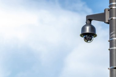 Açık hava güvenlik kamerası ve güzel gökyüzü. Kopya alanı olan görüntü.