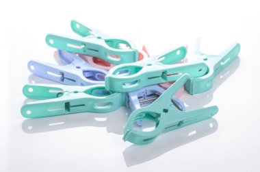 Beyaz arkaplanda plastik mandallar