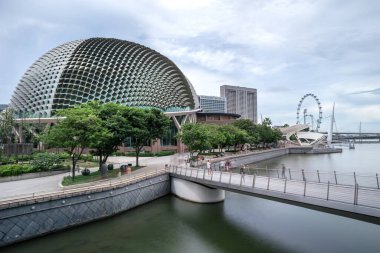 Körfezdeki Esplanade Tiyatrosu, Singapur 'daki Marina Körfezi civarında yerel halk tarafından Durian olarak adlandırılıyor. Burası dünyanın en yoğun sanat merkezlerinden biri.