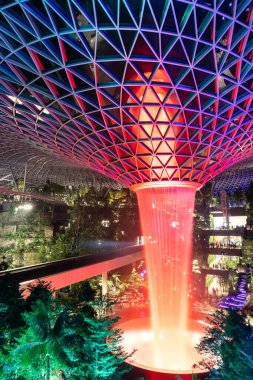 40 metre yüksekliğindeki dünyanın en büyük kapalı şelalesi olan HSBC Yağmur Girdabı, Singapur 'un Changi Havalimanı' ndaki Jewel Changi Havalimanı 'nda 17 Nisan 2019' da açıldı.