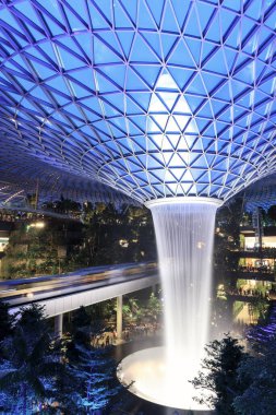 40 metre yüksekliğindeki dünyanın en büyük kapalı şelalesi olan HSBC Yağmur Girdabı, Singapur 'un Changi Havalimanı' ndaki Jewel Changi Havalimanı 'nda 17 Nisan 2019' da açıldı.